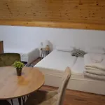 Whispering Pines بيت ضيافة