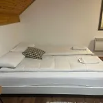 Whispering Pines بيت ضيافة