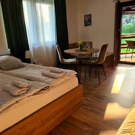 Whispering Pines Šišava